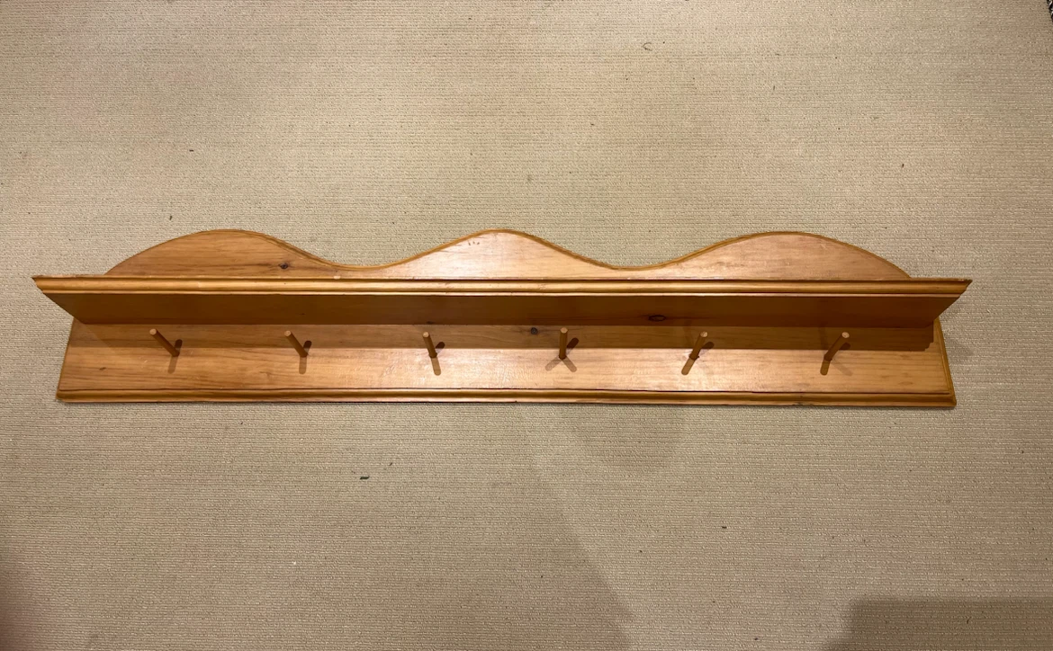 Pine shelf with pegs for hanging