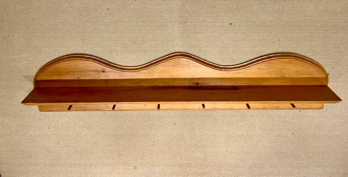 Pine shelf with pegs for hanging - photo 2