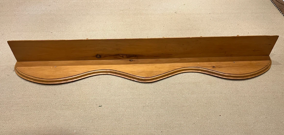 Pine shelf with pegs for hanging - photo 3