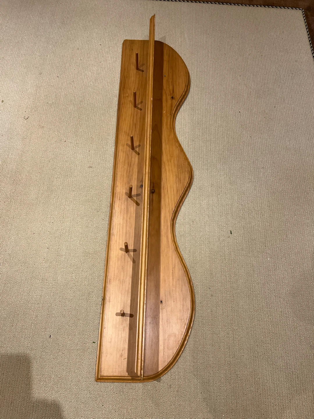 Pine shelf with pegs for hanging - photo 4