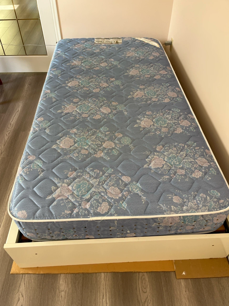 Queen Size Mattress with Floral Pattern - photo 2