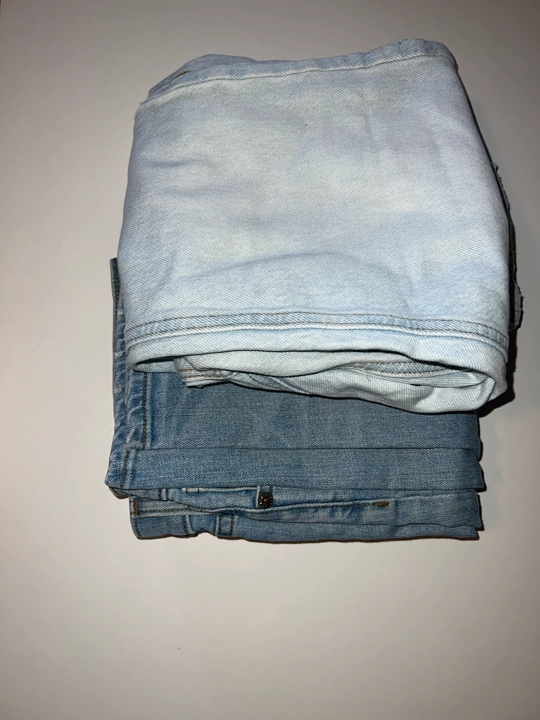 2 Pairs of Light and Dark Wash Jeans Size 0 (24”)