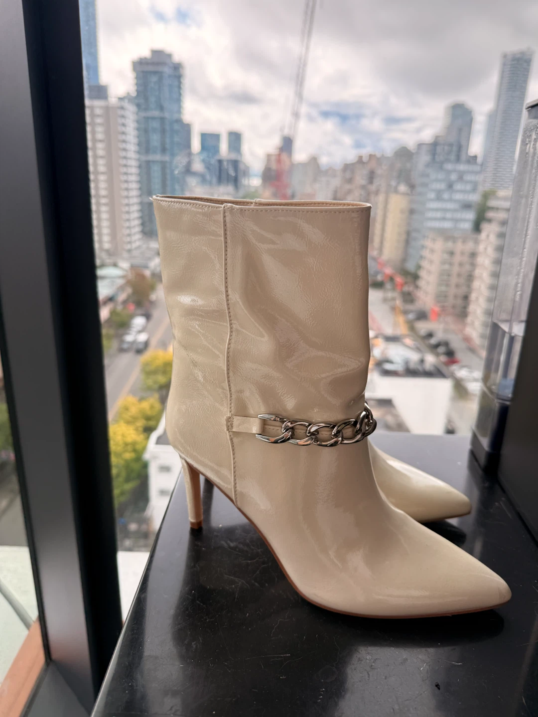 Cream Patent Leather Ankle Boots with Chain Detail Size 7.5 - photo 4