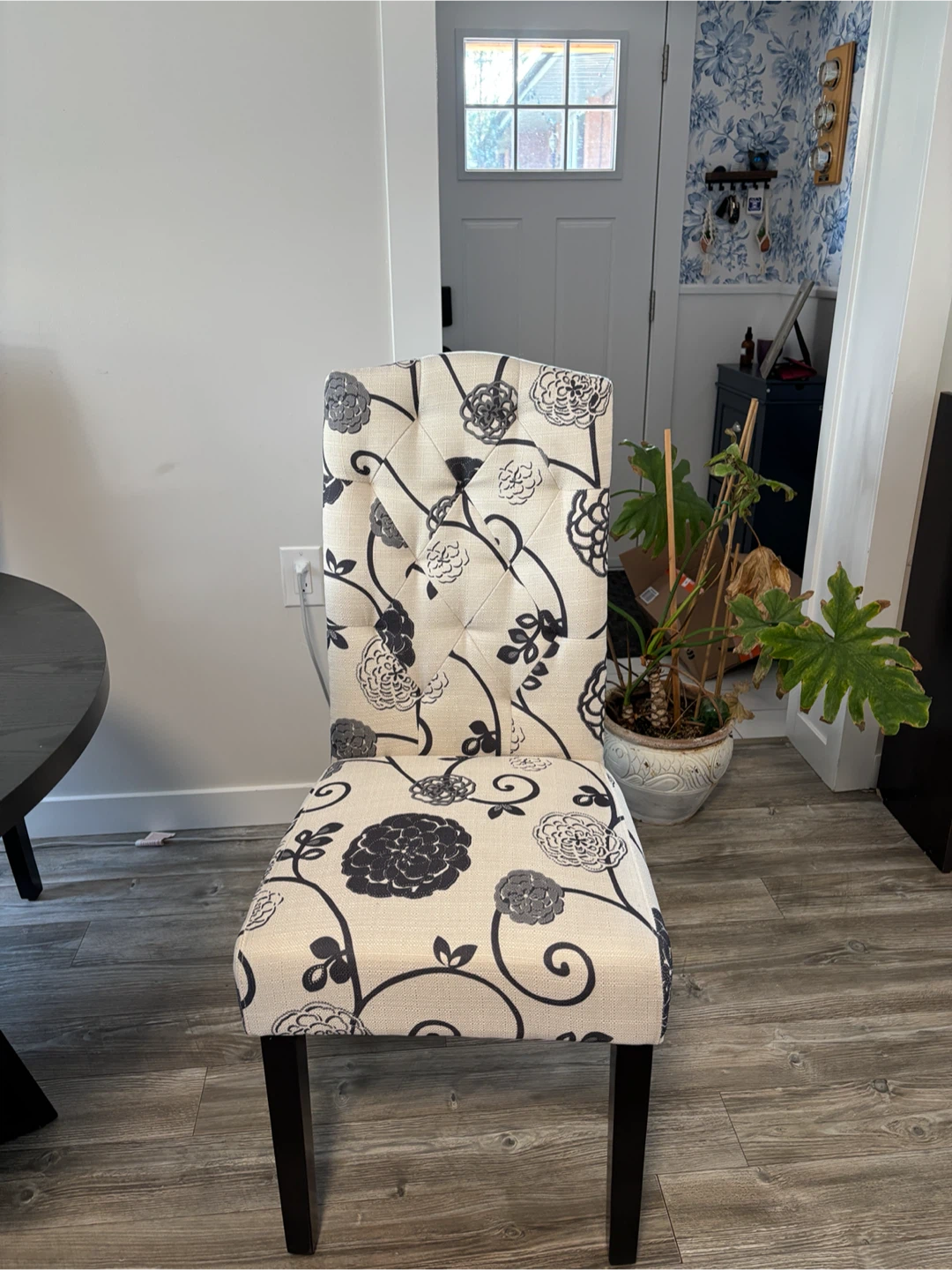 6 Accent Chair with Floral Pattern
