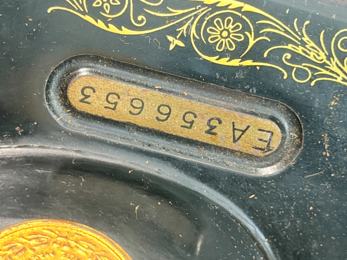 Vintage Singer Sewing Machine with key - photo 2