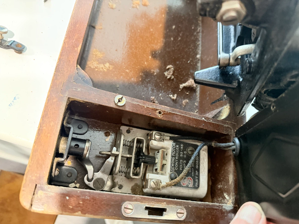 Vintage Singer Sewing Machine with key - photo 4