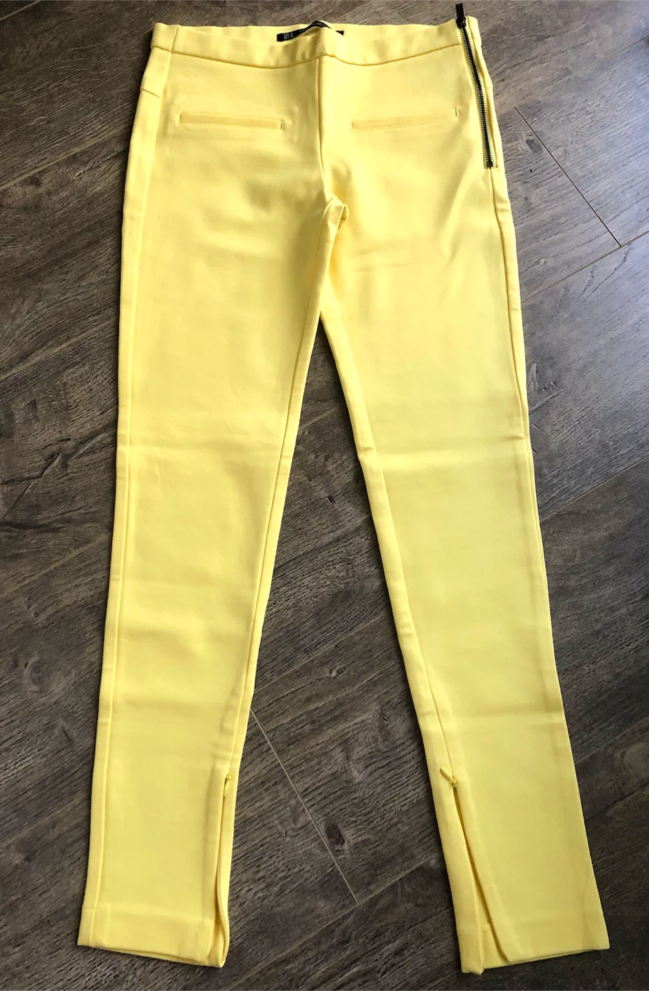 $20 🍋 Lemon-yellow pants 🍋