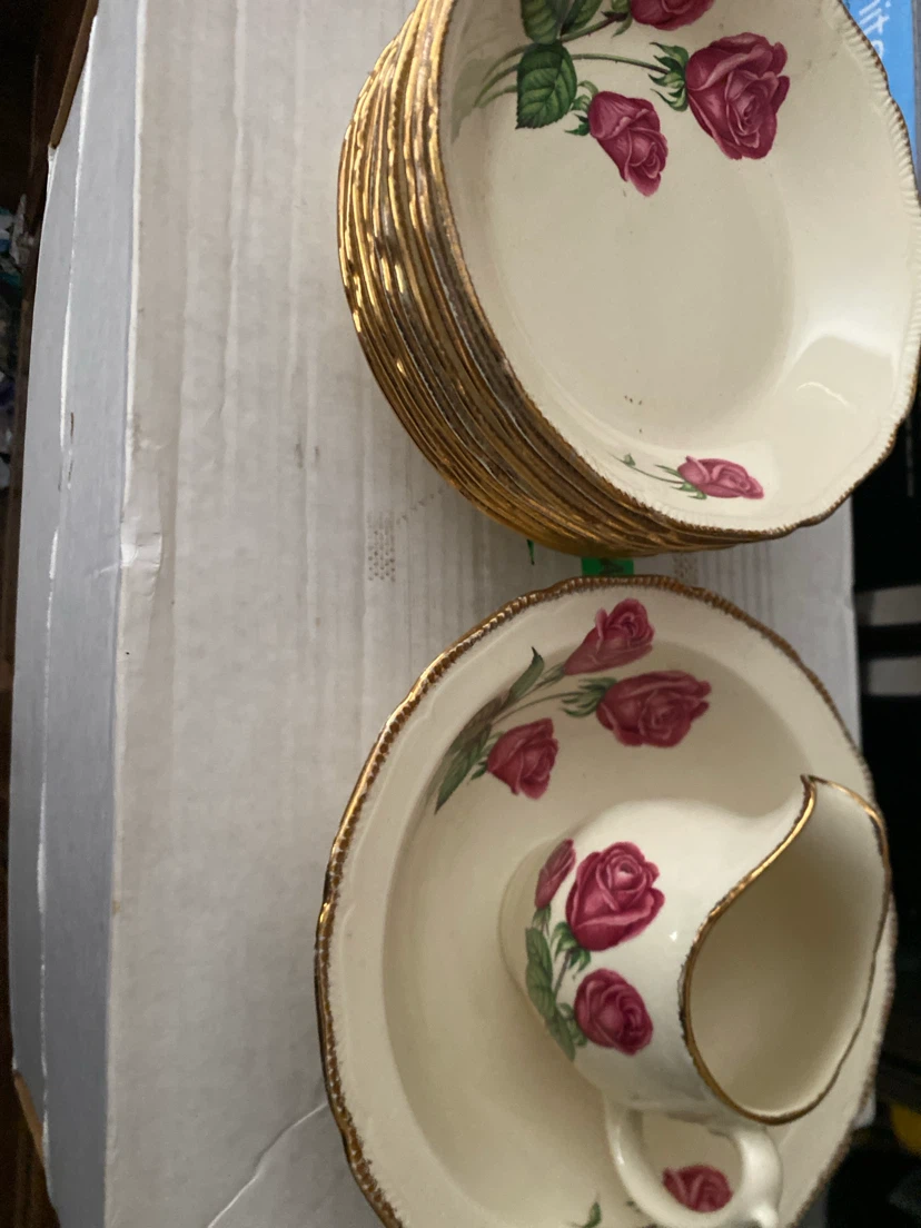 Vintage Royal Swan Anniversary Rose Set