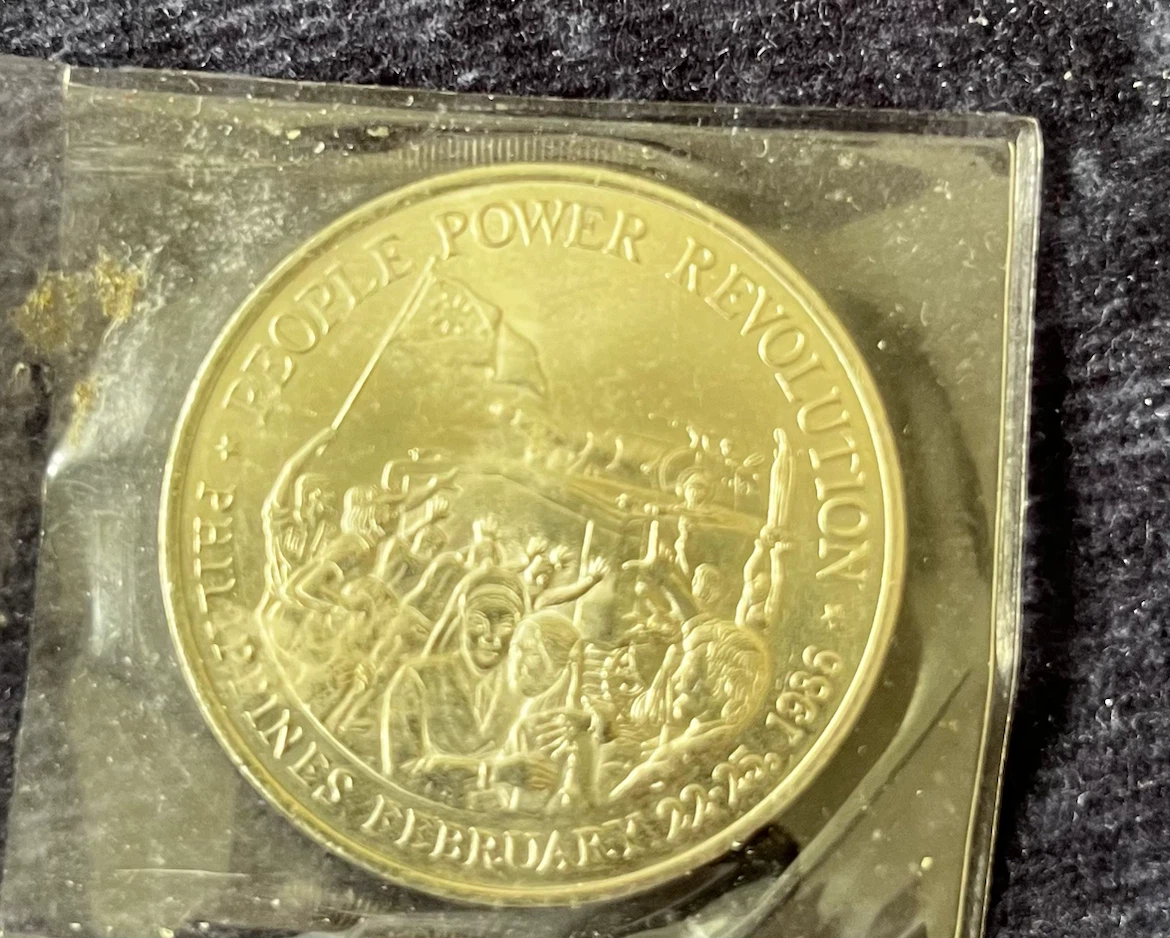 Vintage 10 Piso Philippines Coin - People Power Revolution 1986 - photo 4