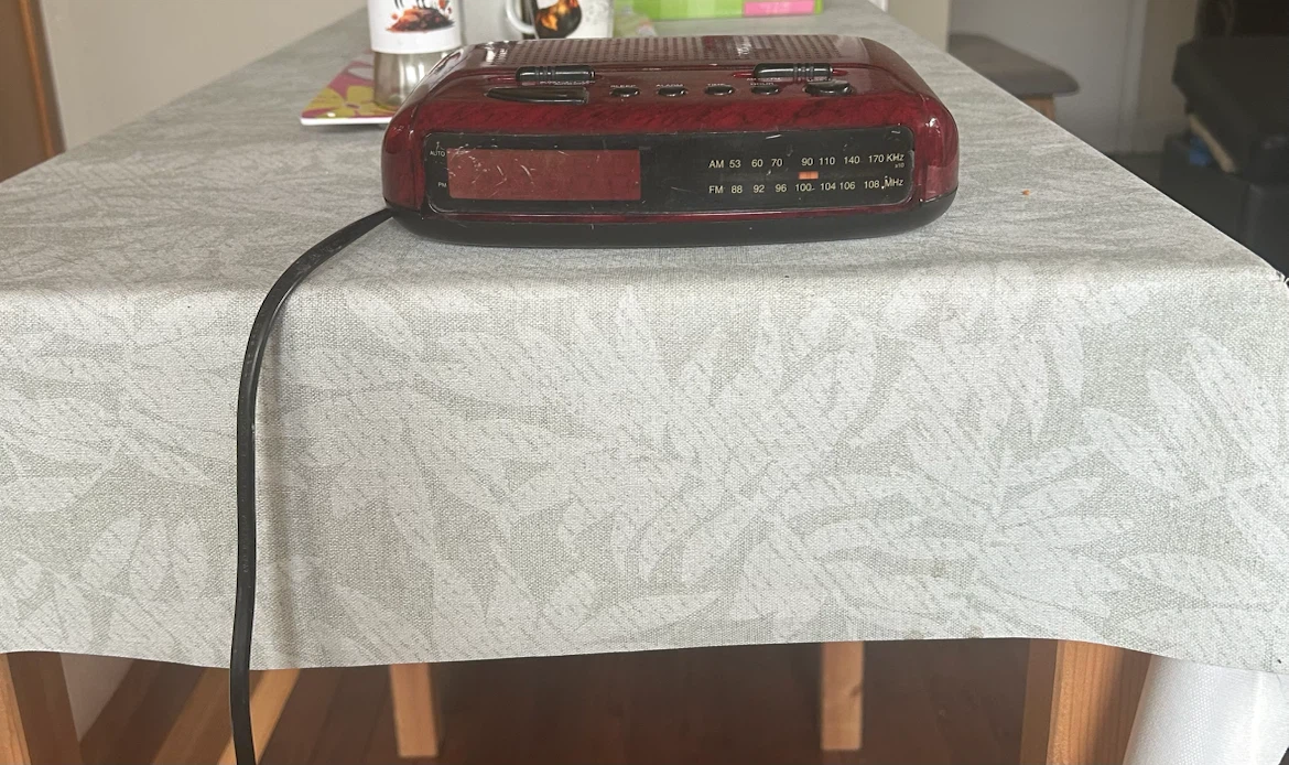 Memorex Red Wood Grain AM/FM Alarm Clock Radio