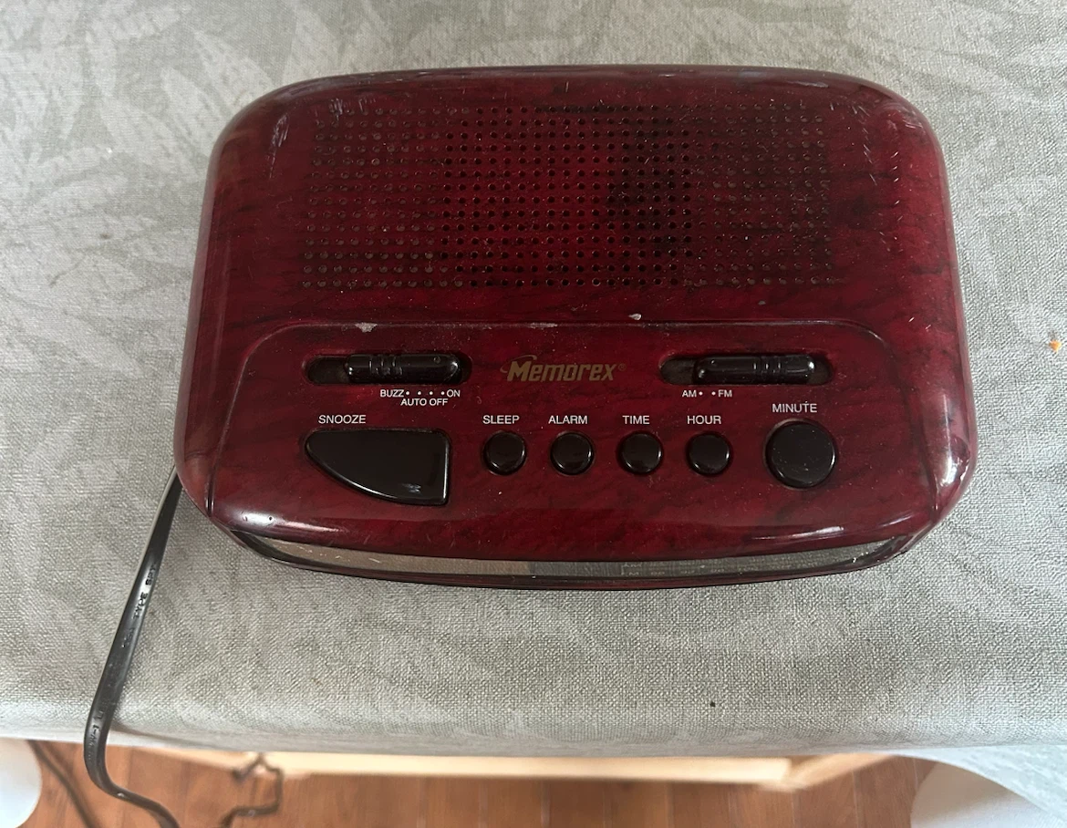 Memorex Red Wood Grain AM/FM Alarm Clock Radio - photo 2