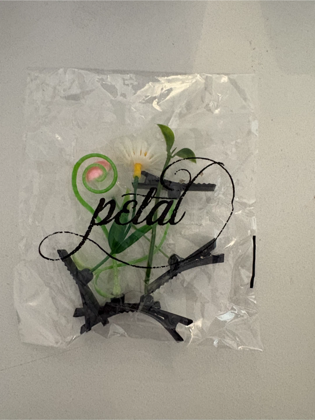 Ariana Grande petal hair clips - photo 2
