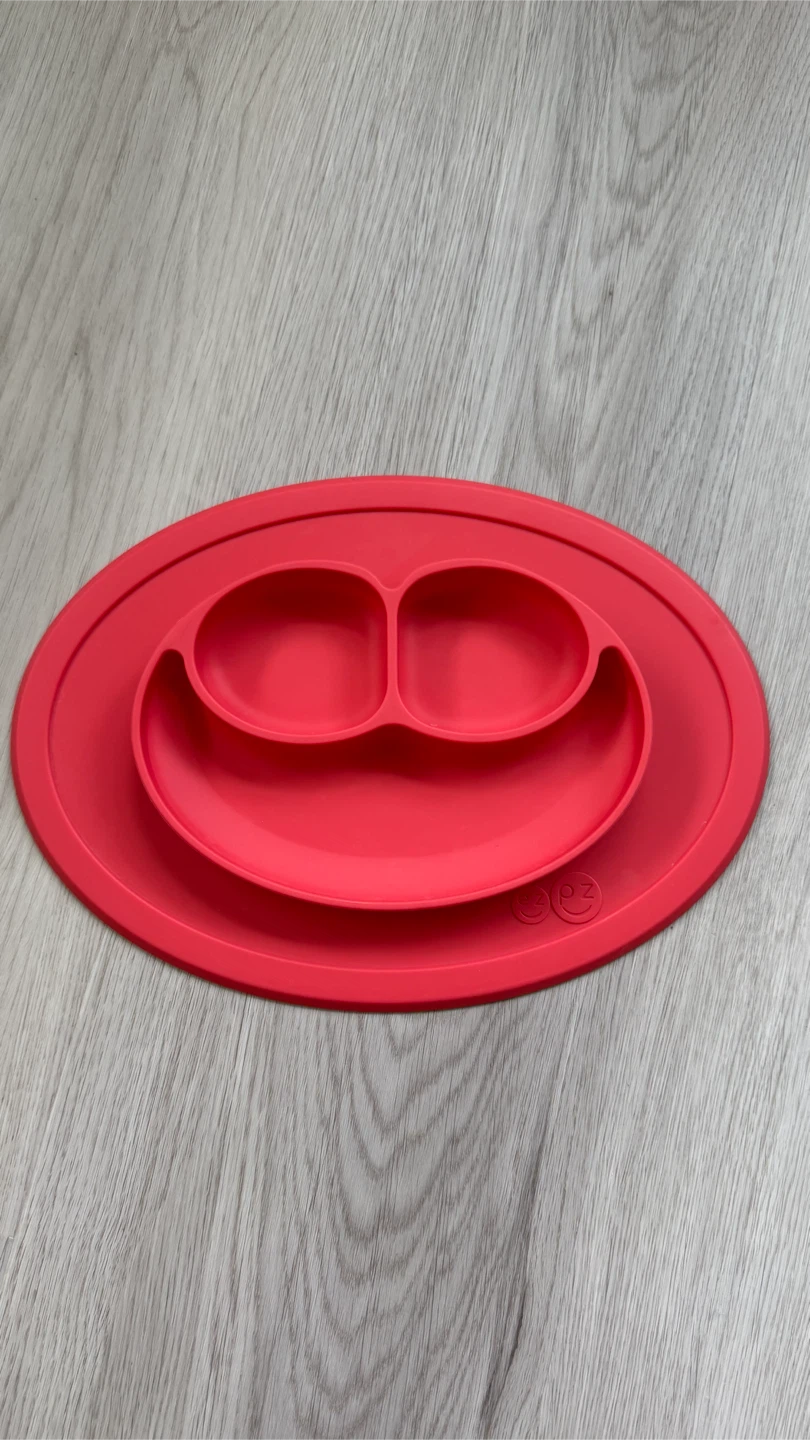 Baby eZpZ suction plate in red