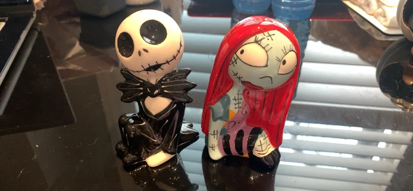 New- Nightmare Before Christmas Jack & Sally salt and pepper set