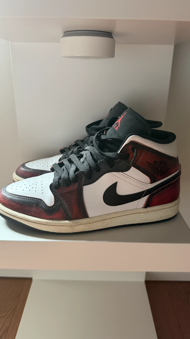 Jordan 1 Mid SE Shoes Wear Away Chicago