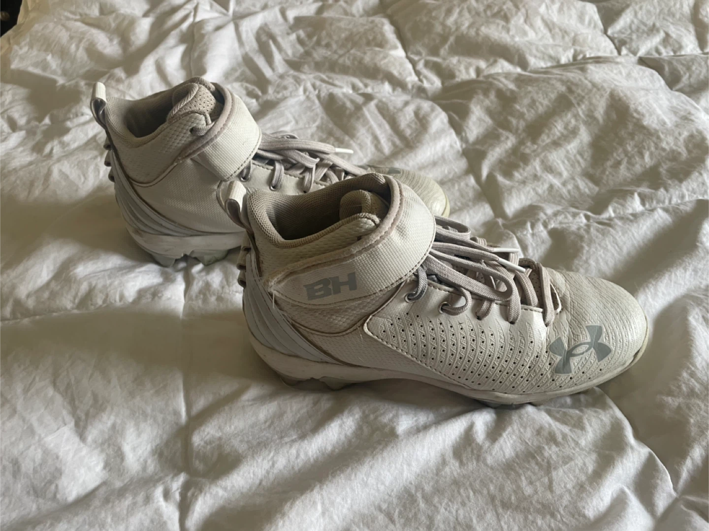 Under Armour Youth Baseball Cleats Size 4Y White