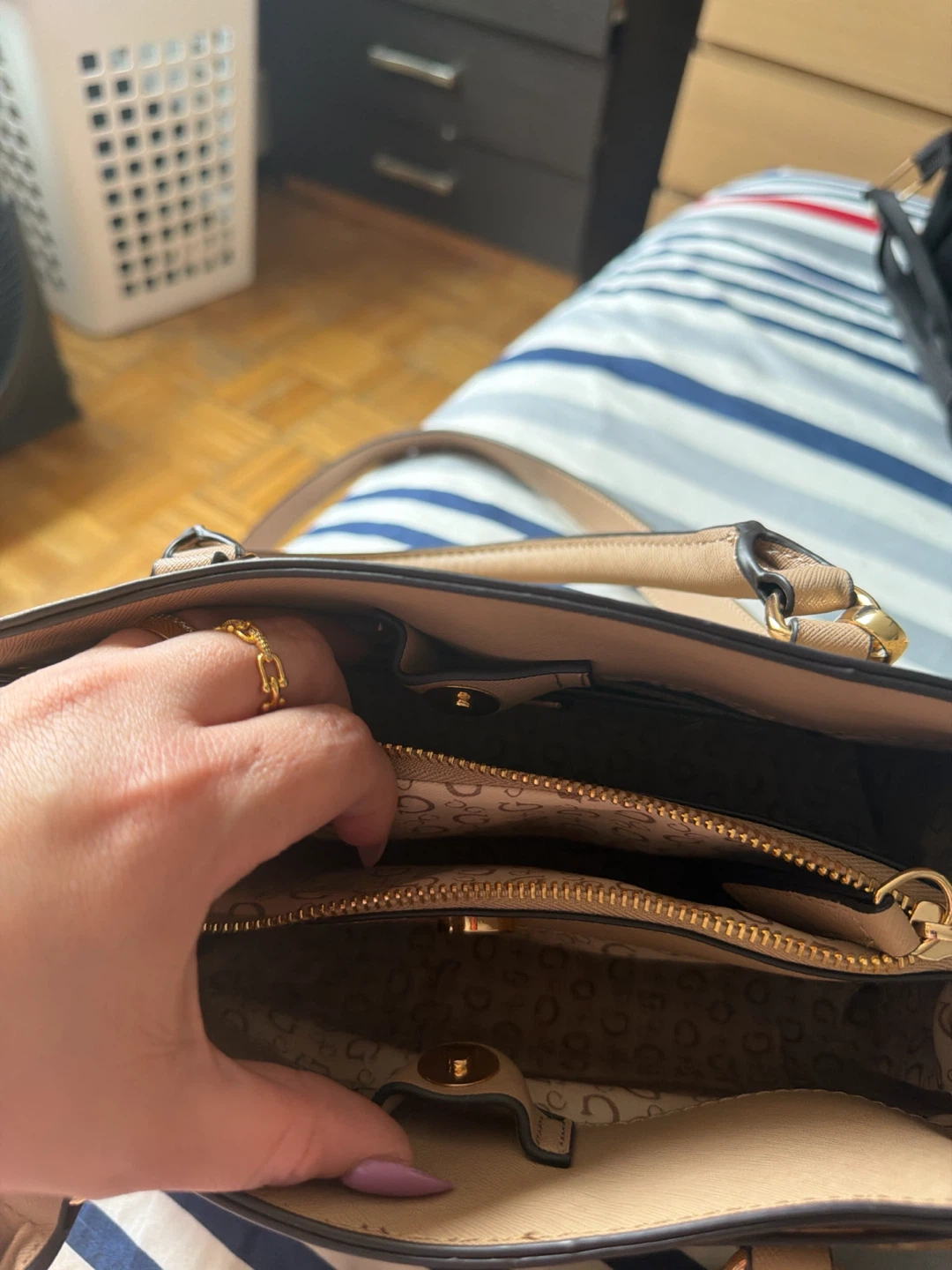 GUESS Brown Monogram Satchel Handbag with Wallet - photo 4