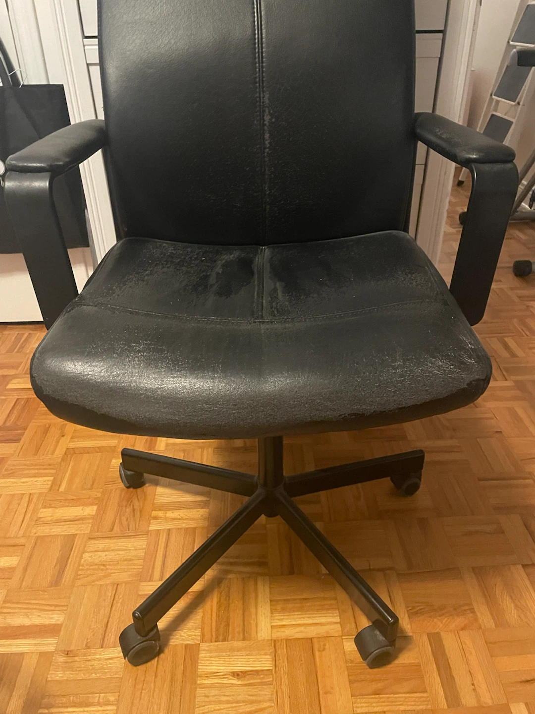 Free computer swivel chair - photo 2