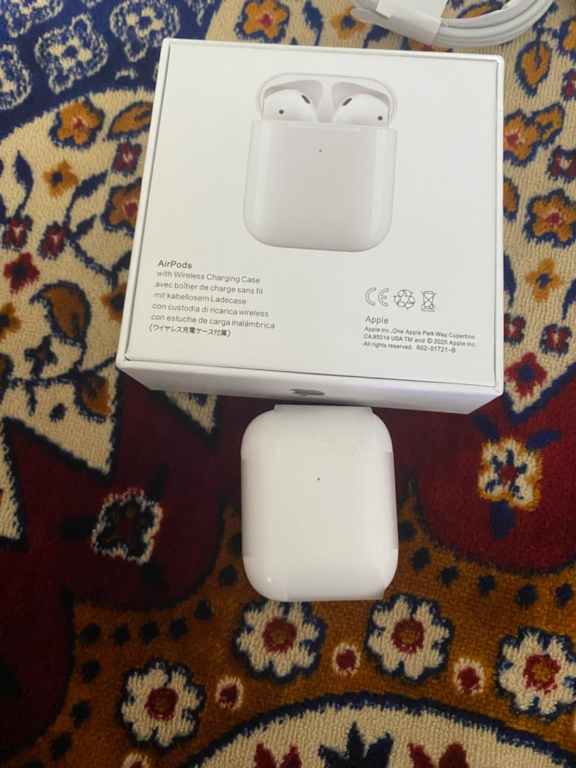 Apple AirPods with Wireless Charging Case - photo 2