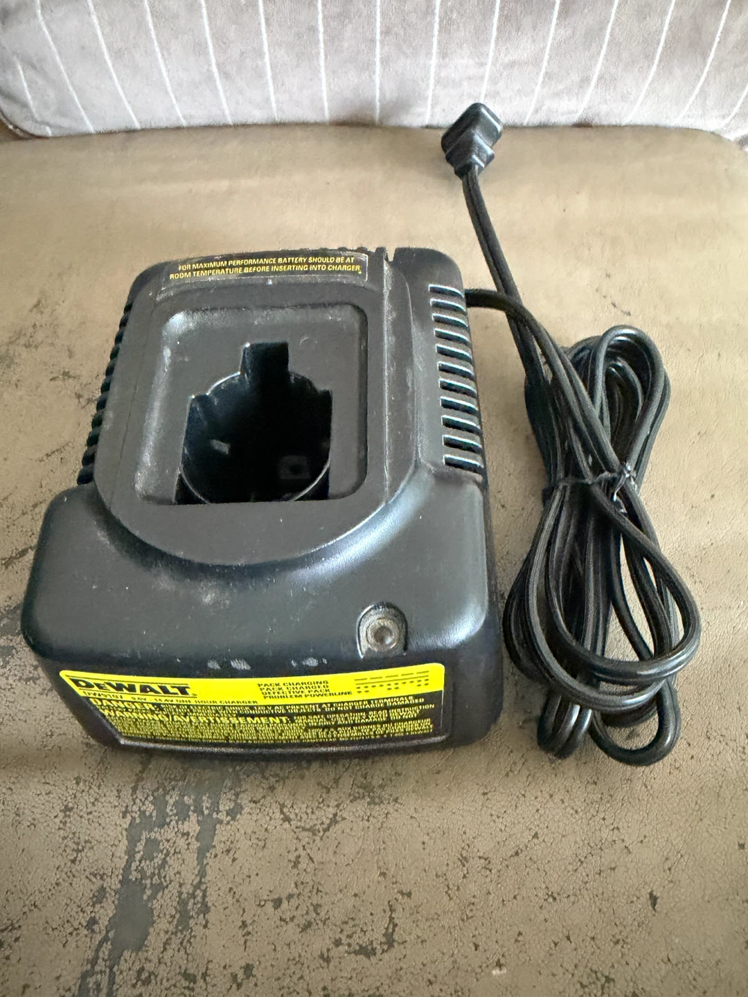 DeWALT DW9107 9.6V–14.4V Ni-Cad One Hour Battery Charger