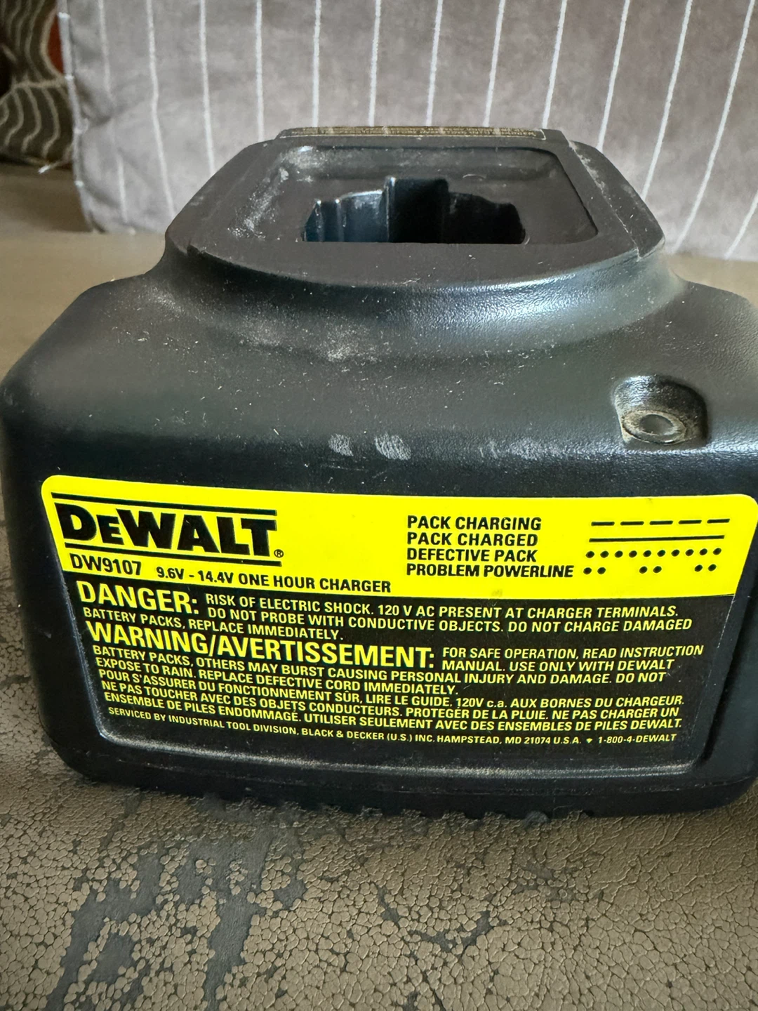 DeWALT DW9107 9.6V–14.4V Ni-Cad One Hour Battery Charger - photo 2