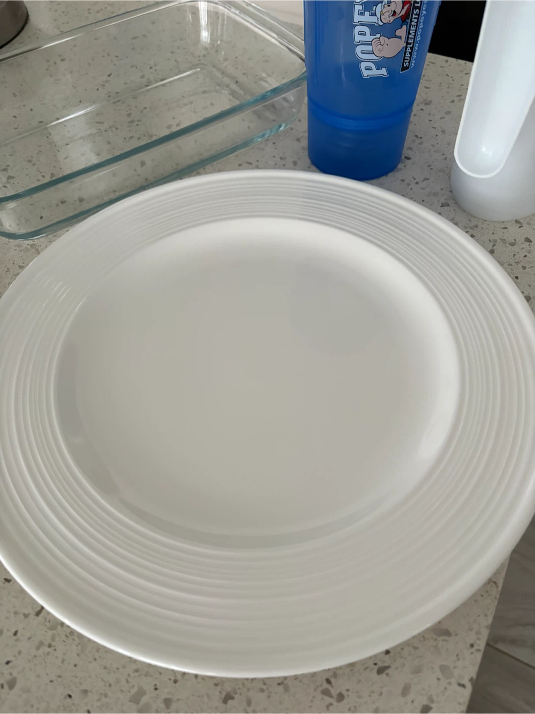 Kitchenware Bundle: Plate, Pitcher, Shaker, Dish - photo 4