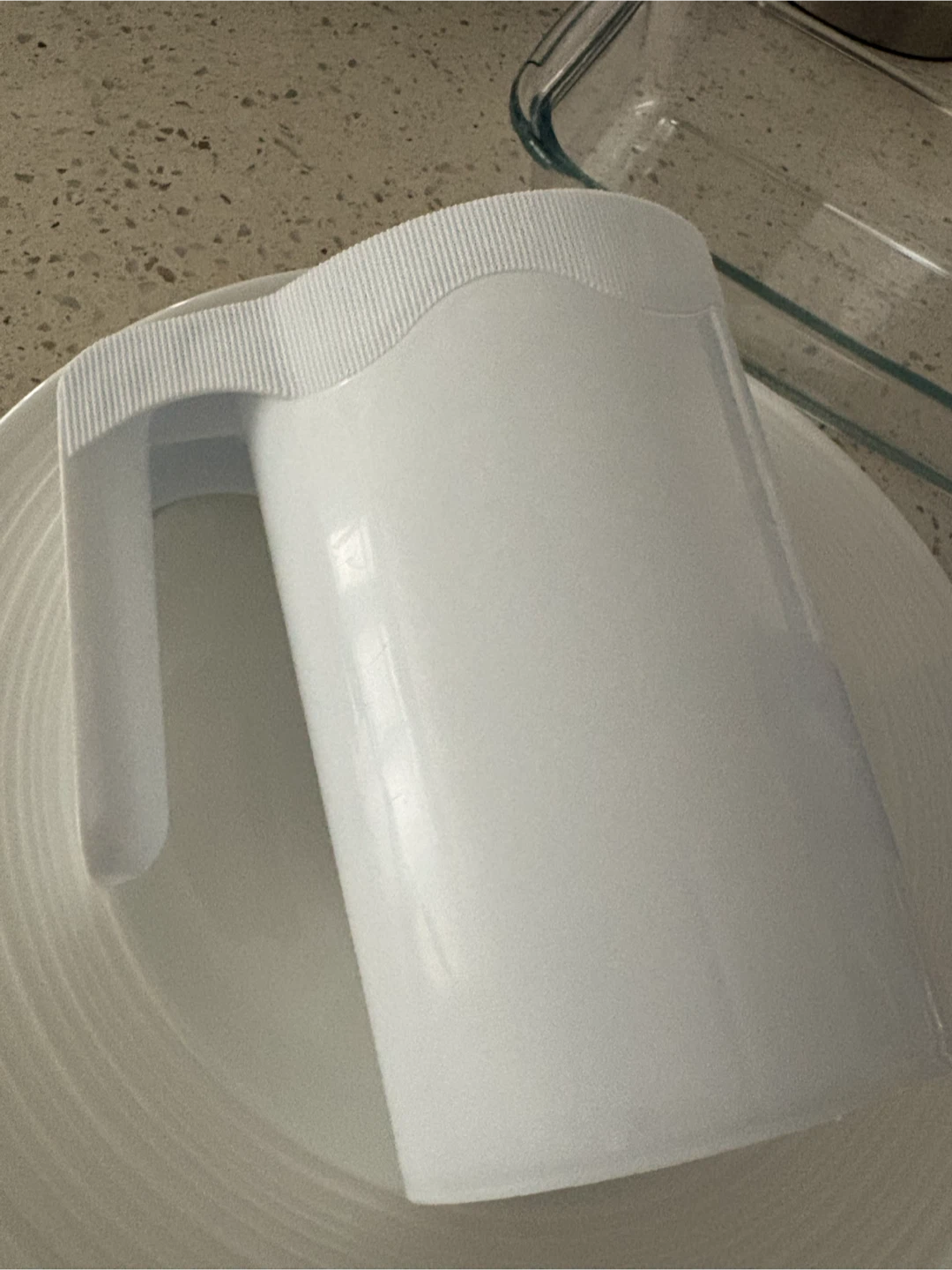 Kitchenware Bundle: Plate, Pitcher, Shaker, Dish - photo 5