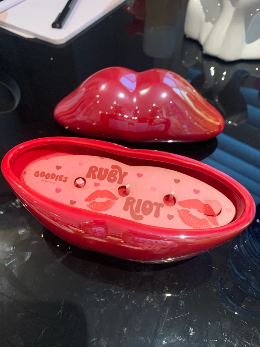 Goodies Ruby Riot Lip Shaped Candle - photo 2
