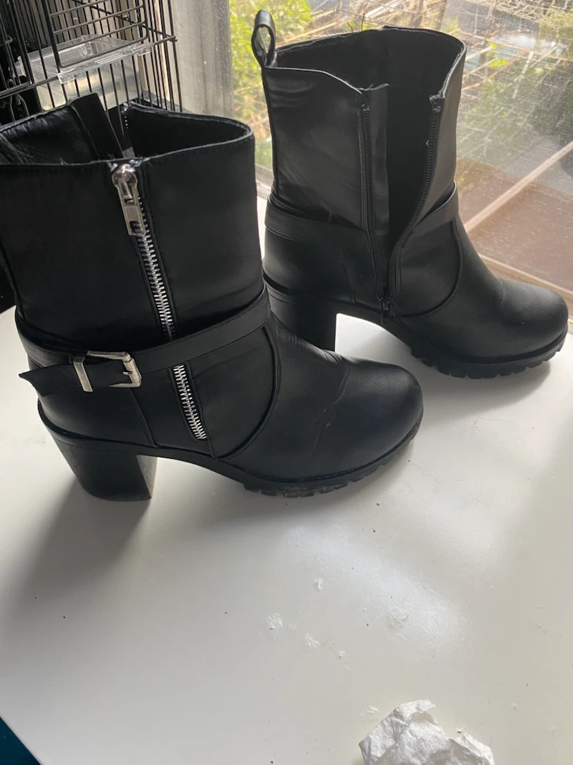 Black boots with zipper detail