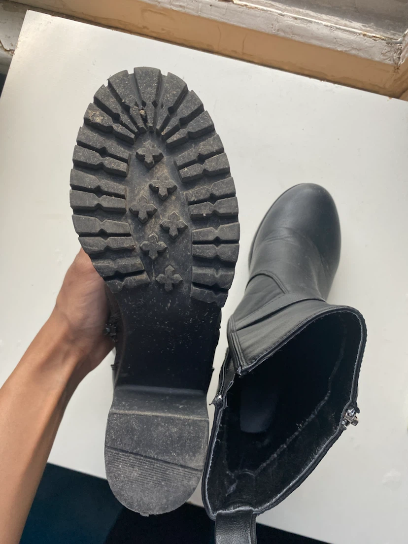 Black boots with zipper detail - photo 3