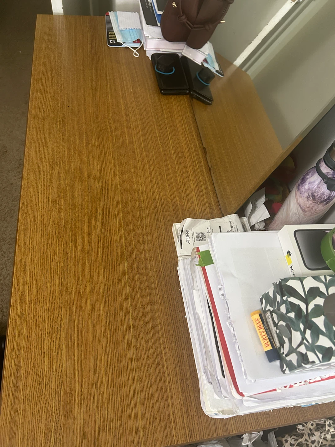 Desk - photo 3