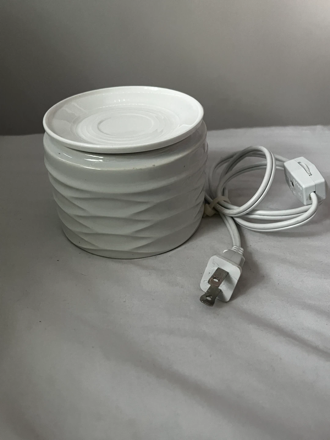 White Ceramic Wax Melter with Lid