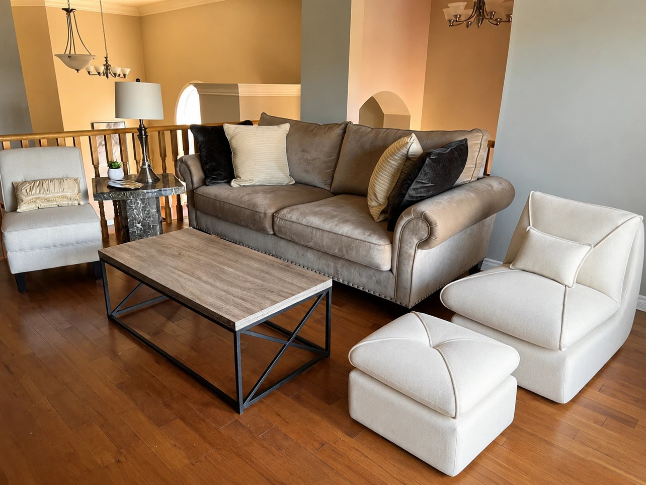 Staging Compressed Lounge Chair and Ottoman Set