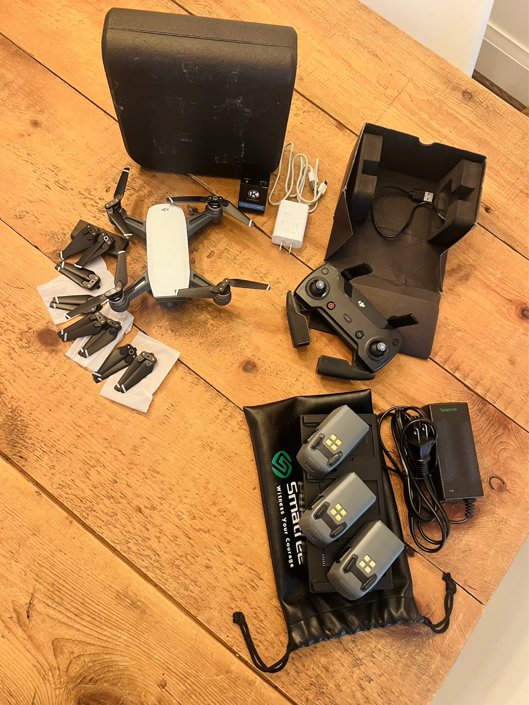 DJI Spark Drone, Remote, 3 Batteries, Charging Hub - photo 4