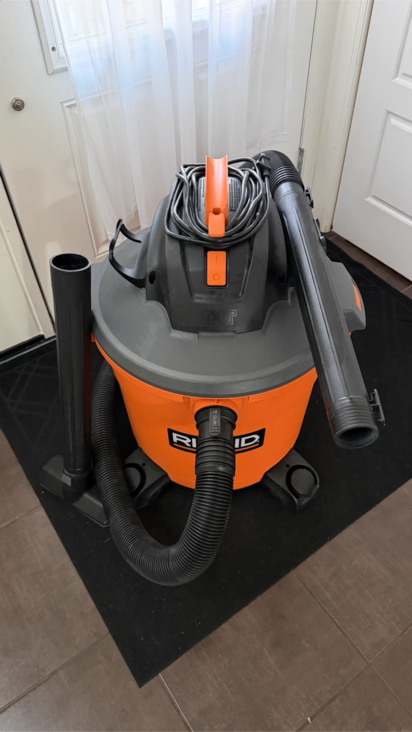 RIDGID 60L Wet/Dry Shop Vac - used once.