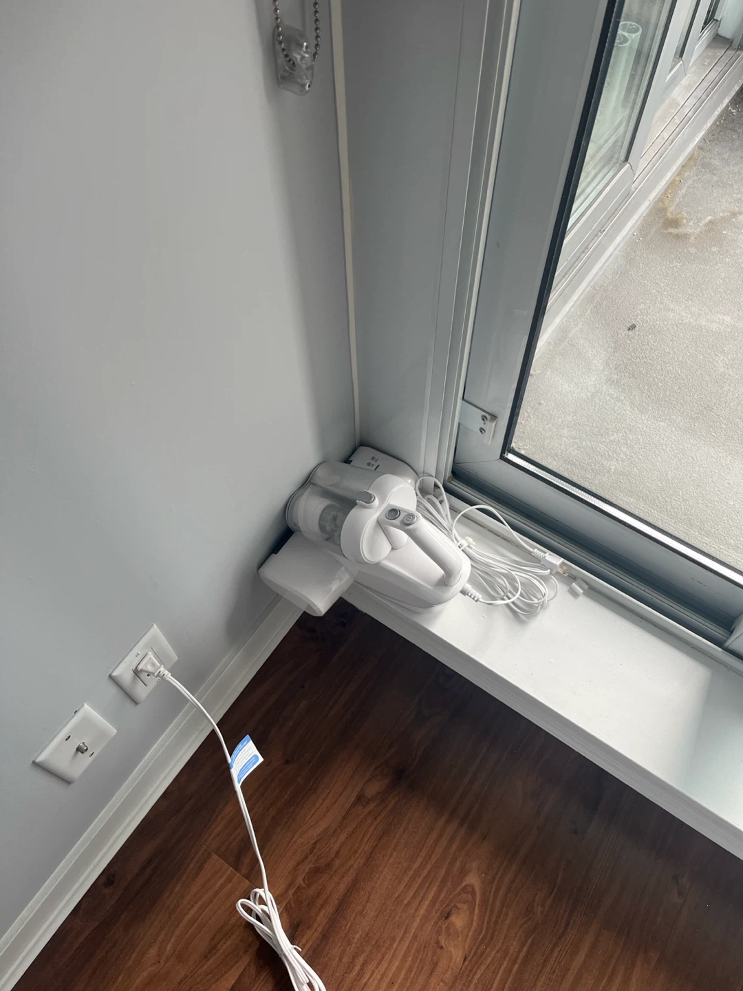 Portable UV mattress vacuum