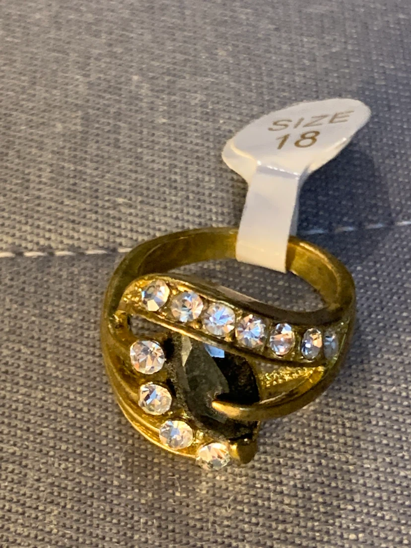 Gold tone ring with black and clear stones - Size 18