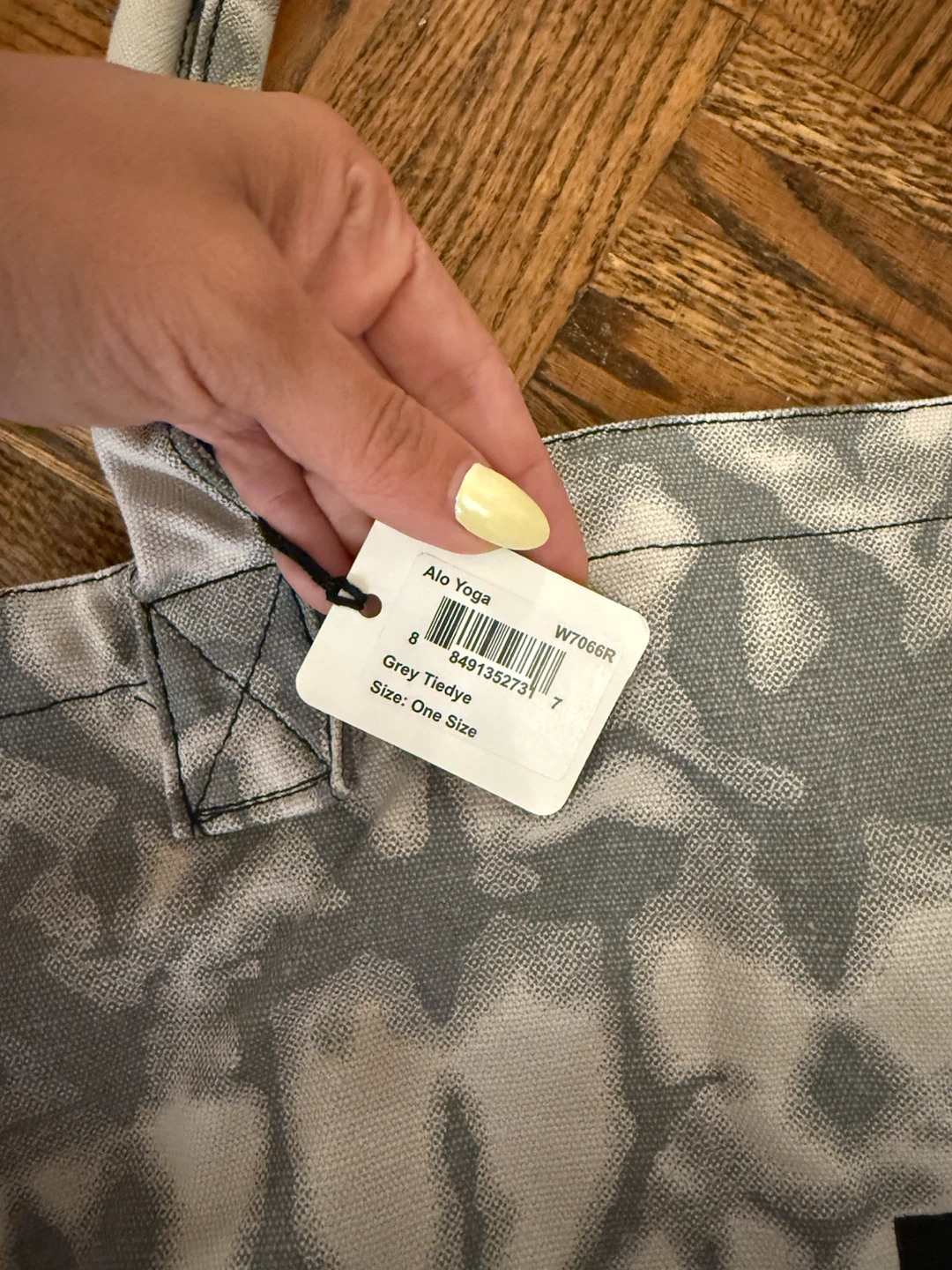 Brand New! Alo Yoga Grey Tiedye Tote Bag - photo 2