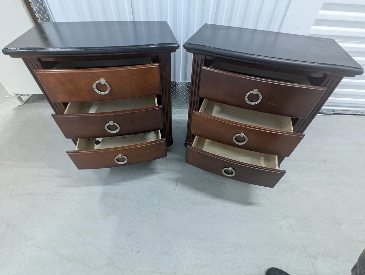 Set of 2 wooden nightstands with drawers