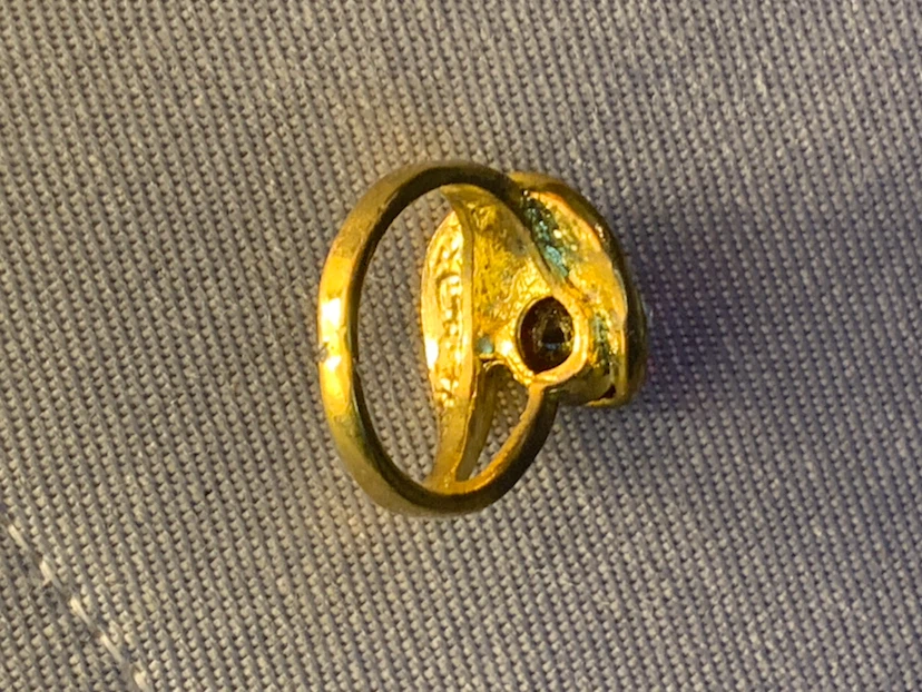 Gold tone swirl ring with red stone - photo 3