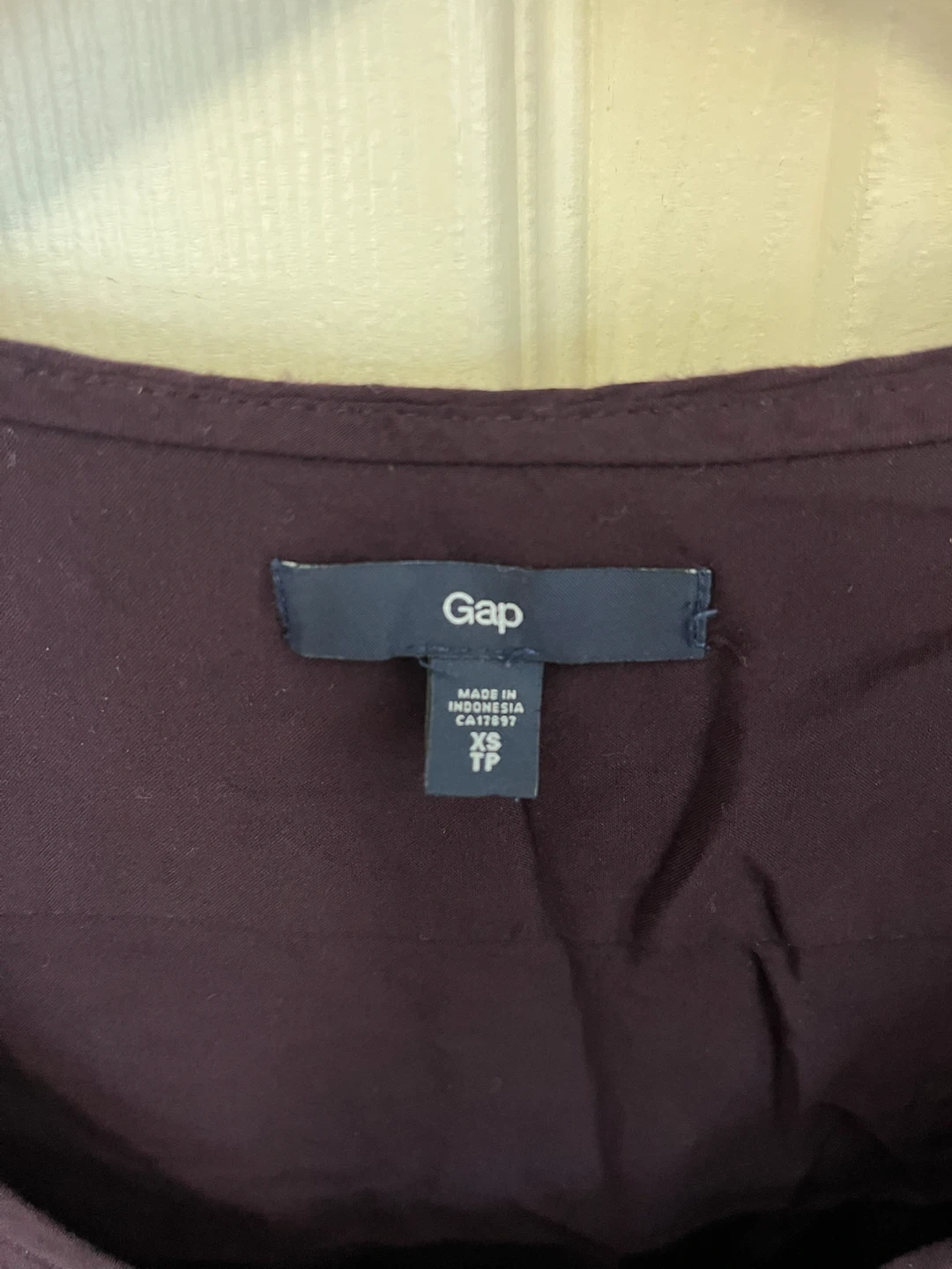 Gap Women's Plum Short Sleeve Pocket T-Shirt Size XS - photo 3