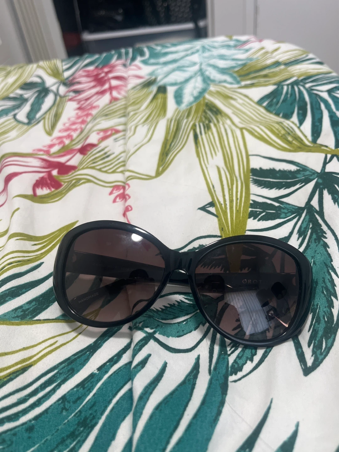 Black oversized sunglasses