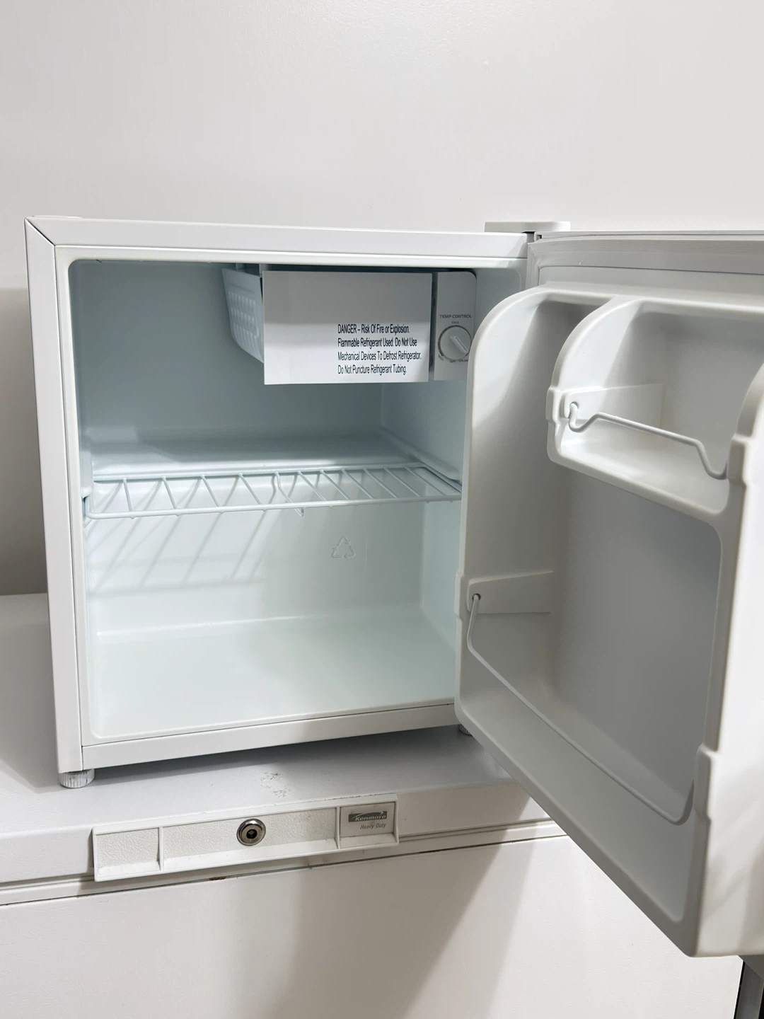 Like-New Galanz Mini Fridge(1.7 cu. ft.) Excellent Condition! - photo 3