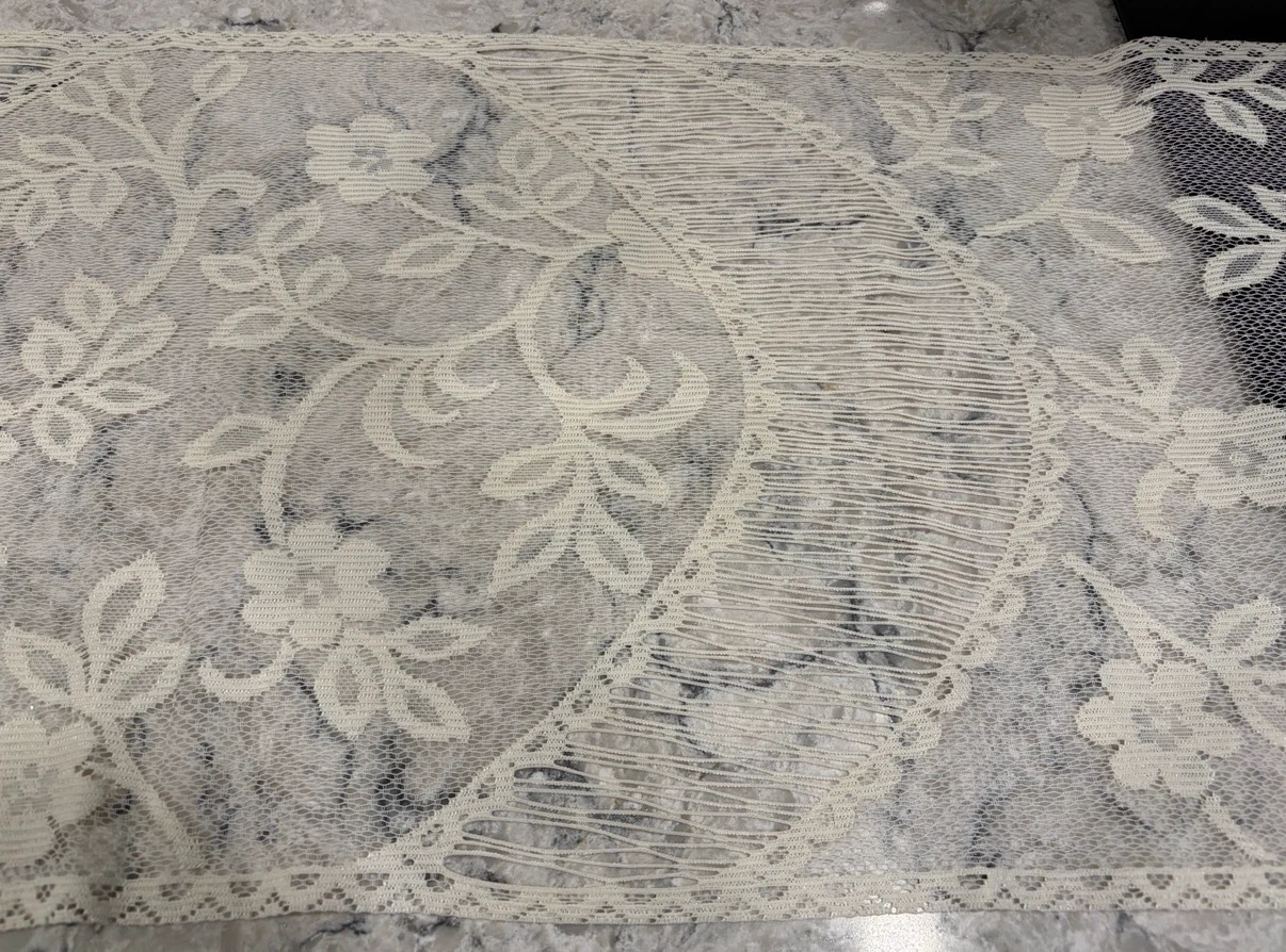 Vintage Ivory Lace Dresser Scarf/Table Runner. Machine Lace - photo 2