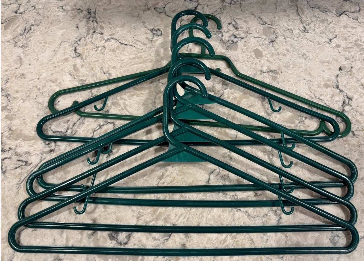 10 Plastic Clothes Hangers - Red & Green - photo 3