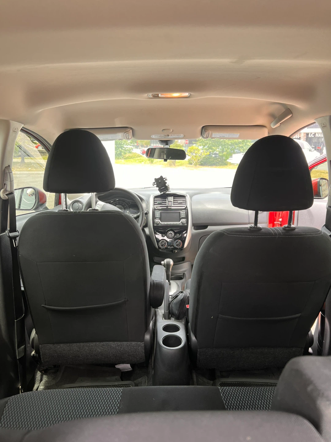 Red Nissan Versa SV - photo 3