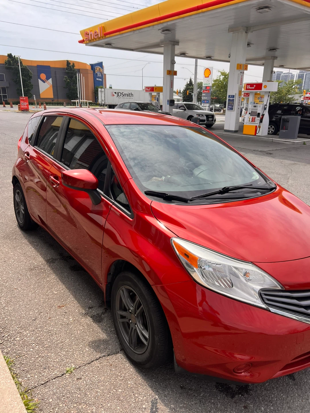 Red Nissan Versa SV - photo 4