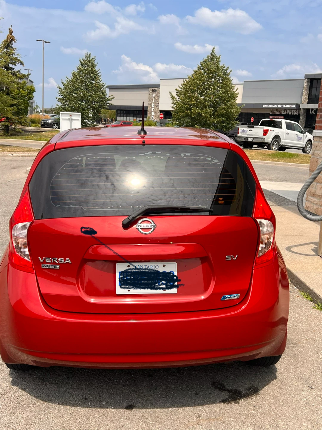 Red Nissan Versa SV - photo 2