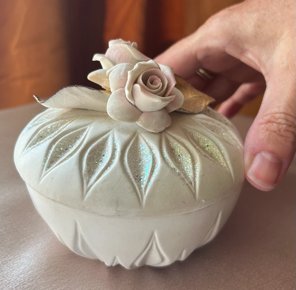 Capodimonte Porcelain Trinket Box with Roses - photo 5