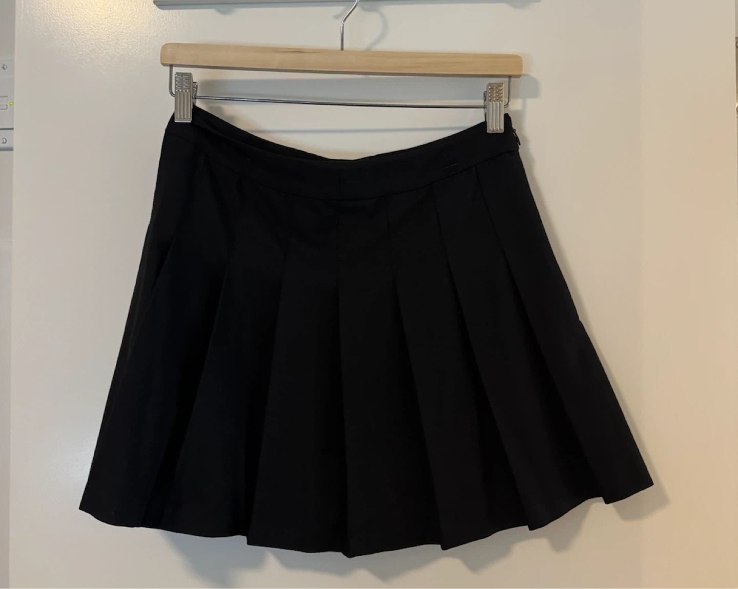 Aritzia Sunday Best Black Pleated Mini Skirt Size 4 - photo 2